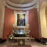Varchiamo ora la soglia del tempio per andare ad ammirarne l�interno. In fondo si trova l'altare in pietra levigata...